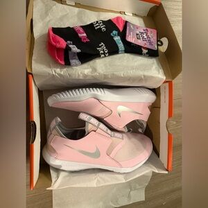 NIB Girls Nike Pink Sneakers sz 7